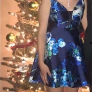 Short blue flowered dress